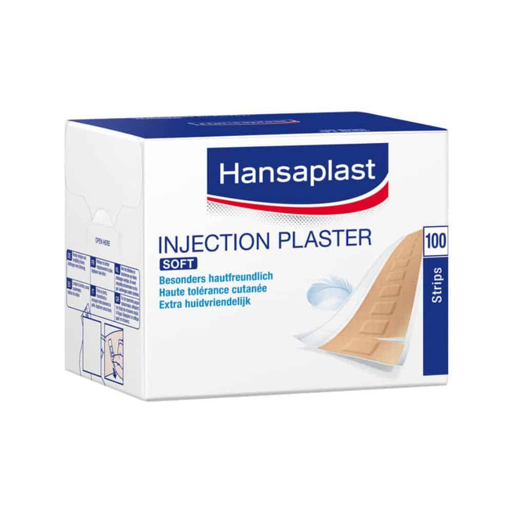 Opakowanie zawierające 100 plastrów do zastrzyków Hansaplast Soft (4 x 1,9 cm) od Beiersdorf AG dla wrażliwej skóry, wykonane z hipoalergicznego materiału. Dostępne w białym i niebieskim opakowaniu z wielojęzycznym tekstem i ilustracją plastra.
