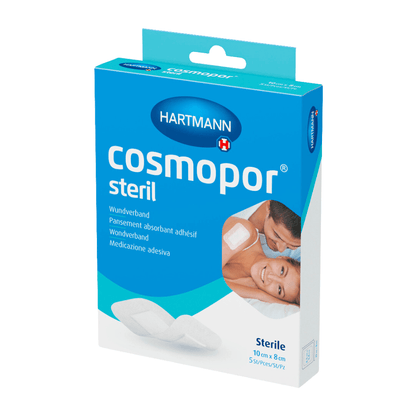 Zdjęcie produktu Paul Hartmann AG Hartmann Cosmopor® Steril Opatrunek - 5 sztuk w pudełku. Opakowanie jest niebiesko-białe i pokazuje zdjęcie kobiety zakładającej opatrunek mężczyźnie.