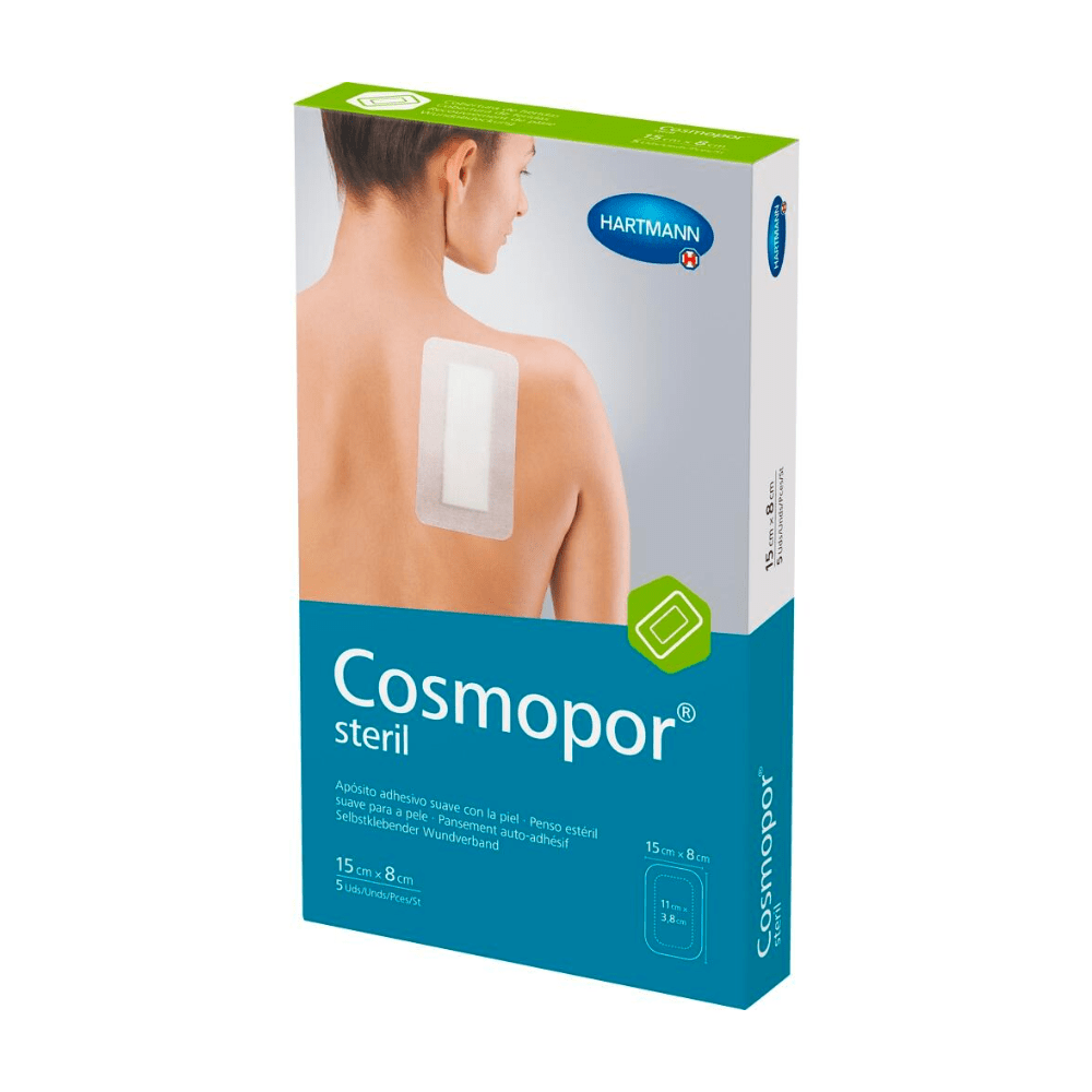 Opakowanie opatrunku Hartmann Cosmopor® Steril firmy Paul Hartmann AG - 5 pudełek o wymiarach 15 x 8 cm, z fotografią osoby zakładającej opatrunek na plecy.