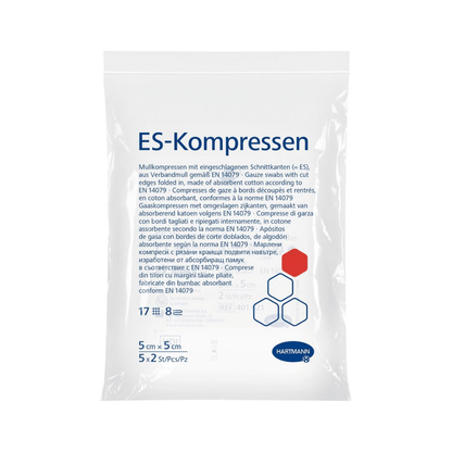 Przezroczyste opakowanie plastikowe z napisem „Hartmann ES-Kompressen, 8-warstwowe, sterylne – 5 x 2 sztuki“ firmy Paul Hartmann AG zawiera kompresy z gazy do opatrunku ran. Na opakowaniu wymienione są cechy takie jak włóknina, sterylność i właściwości hydrofilowe, wymiary wynoszą 5 cm x 5 cm. Opakowanie zawiera 5 kompresów z gazy.