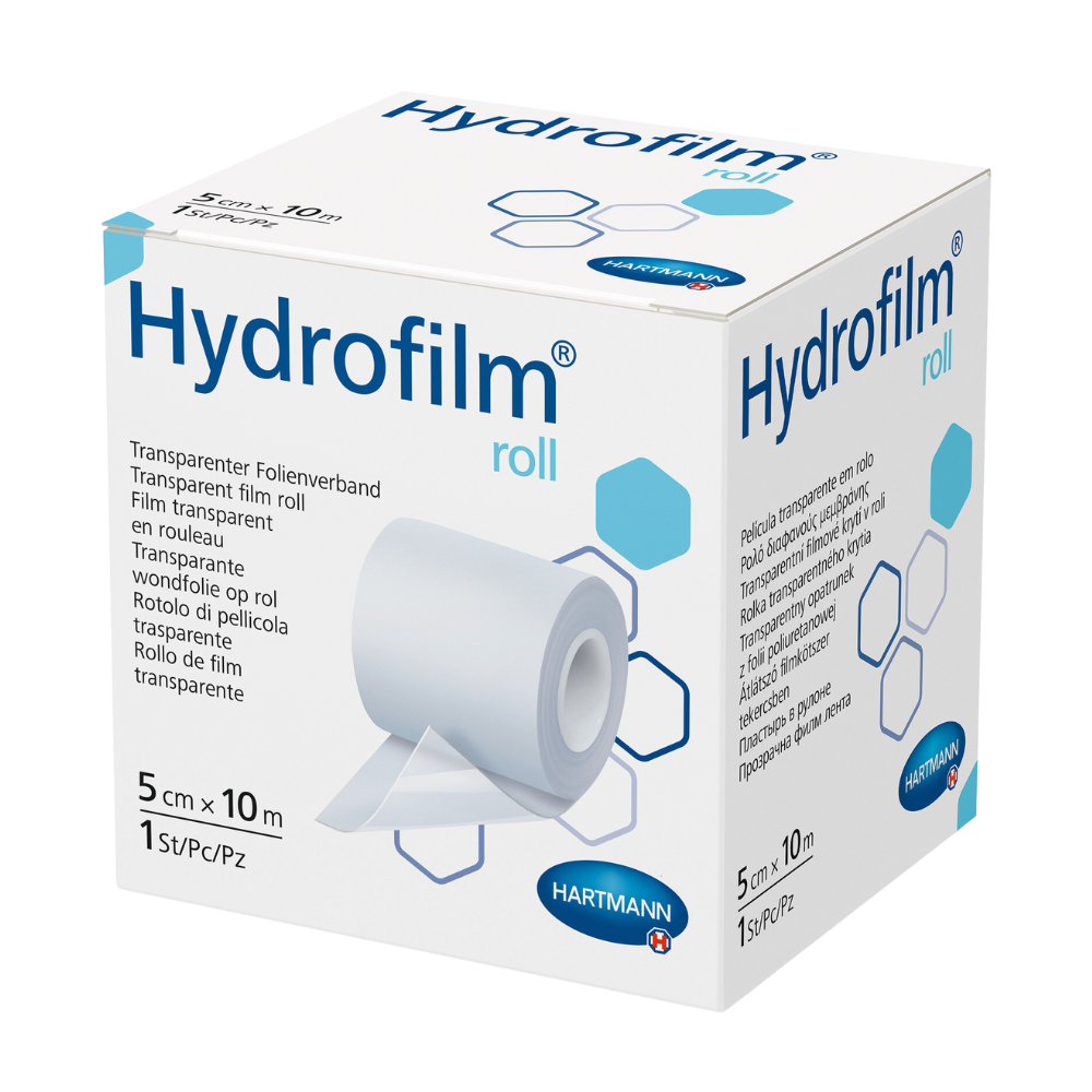 Pudełko z rolką Hartmann Hydrofilm® firmy Paul Hartmann AG, przezroczysty opatrunek foliowy. Opakowanie jest przeważnie białe i jasnoniebieskie, zawiera nazwę produktu, zdjęcia zastosowań i informacje o rozmiarach.