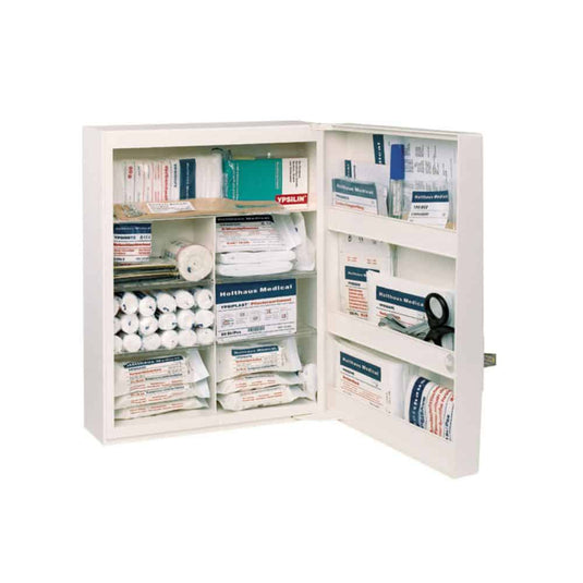 Szafka apteczna FAMULUS firmy Holthaus Medical GmbH & Co. KG (bez wyposażenia) to otwarta, pojemna szafka pierwszej pomocy z wieloma półkami, na których można umieścić różne artykuły medyczne, takie jak bandaże, rolki gazy, maskę do resuscytacji krążeniowo-oddechowej, chusteczki antyseptyczne i plastry samoprzylepne. Jego przejrzysty układ zapewnia łatwą identyfikację i szybki dostęp w sytuacji awaryjnej. W celu szybkiego rozpoznania na drzwiach umieszczono wyraźny znak ratunkowy.