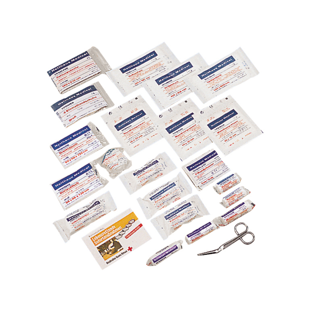 Zbiór różnych artykułów pierwszej pomocy, w tym bandaże, kompresy z gazy, chusteczki antyseptyczne i taśma medyczna, rozłożone w rzędach na białym tle. Zestaw zawiera również małe metalowe nożyczki i instrukcję pierwszej pomocy. Idealny do uzupełnienia Twojego **Holthaus Medical Füllsortiment Verbandkasten DIN 13160 | Opakowanie (1 sztuka)** od **Holthaus Medical GmbH & Co. KG**.