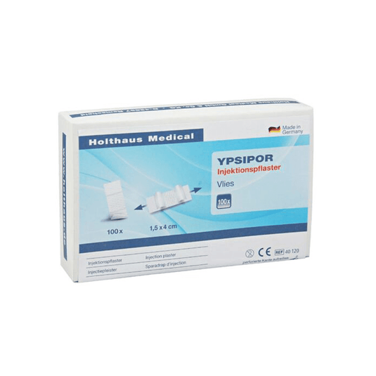 Prezentowane jest opakowanie plastrów iniekcyjnych Holthaus Ypsipor firmy Holthaus Medical GmbH & Co. KG. Opakowanie, w większości białe z niebieskimi akcentami, zawiera 100 plastrów o wymiarach 1,5 x 4 cm. Na opakowaniu znajduje się tekst w języku niemieckim oraz zdjęcie plastrów.