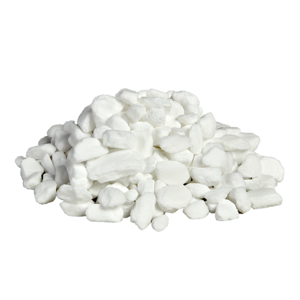 Na białym tle znajduje się stos białego, nieregularnego granulatu soli regeneracyjnej Kiehl (łamanie/granulat, 25 kg) firmy Johannes Kiehl KG do stosowania w urządzeniach do zmiękczania wody.