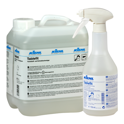 Ein 5-Liter-Kanister und eine 750-ml-Sprühflasche, beide mit der Aufschrift "Kiehl Tablefit Kunststoff- und Schreibtischreiniger" der Johannes Kiehl KG, sind mit weißen und blauen Etiketten mit Produktinfos und Logos versehen und enthalten eine flüssige Reinigungslösung.
