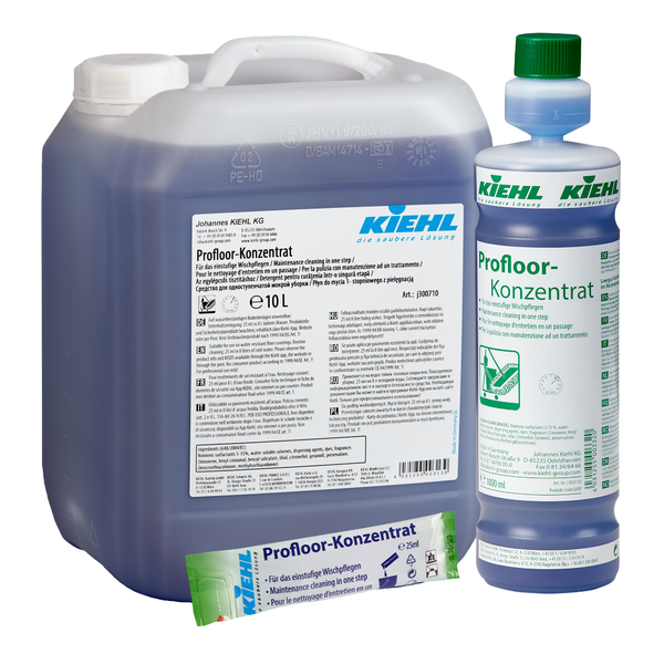 Kanister 10-litrowy, butelka 1-litrowa i mała saszetka Kiehl Profloor-Konzentrat do jednofazowego mycia firmy Johannes Kiehl KG, wszystkie wypełnione niebieską cieczą i oznaczone biało-zielonymi etykietami z informacjami o produkcie i brandingiem.