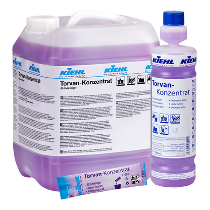 Zestaw firmy Johannes Kiehl KG Kiehl Torvan-Konzentrat Aktivreiniger składa się z pojemnika o pojemności 5 litrów, butelki 1-litrowej i saszetki z fioletowym płynem oraz białym opakowaniem z niemiecką etykietą.