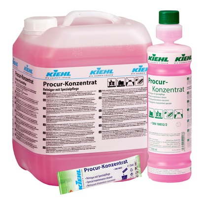 Trzy koncentraty czyszczące Kiehl Procur ze specjalną pielęgnacją firmy Johannes Kiehl KG - duży kanister, mała butelka i tubka - zawierają różowy płyn z niemieckimi etykietami, idealny jako skuteczny środek czyszczący do delikatnych powierzchni.