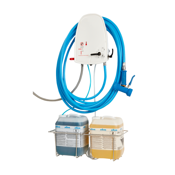 Wąż Johannes Kiehl KG Kiehl z łącznikiem jest zaprojektowany dla urządzeń ARCANTEC i umożliwia bezpieczne podawanie chemikaliów ściennych z kompatybilnymi dyszami i pojemnikami na środki czystości w metalowych uchwytach.