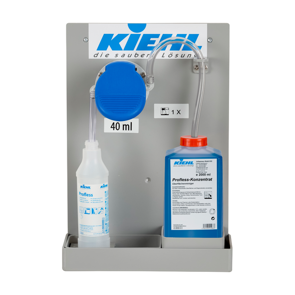 Montowana na ścianie pompa Johannes Kiehl KG Kiehl-DosiExpress 25 ml do koncentratu Desinet-compact lub Blutoxol, z przezroczystym wężem, butelką 1L "Profess" i niebieską butelką 2L "Profess-Konzentrat" lub Desinet-compact.