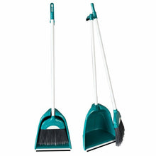 Dwa turkusowe zestawy do zamiatania Arcora Karisma Oval firmy Arcora International GmbH są przedstawione w pozycji pionowej, z jednym miotłą włożoną do szufelki, a drugim opartym o krawędź. Zestawy są dostarczane w pudełku zawierającym 12 sztuk.