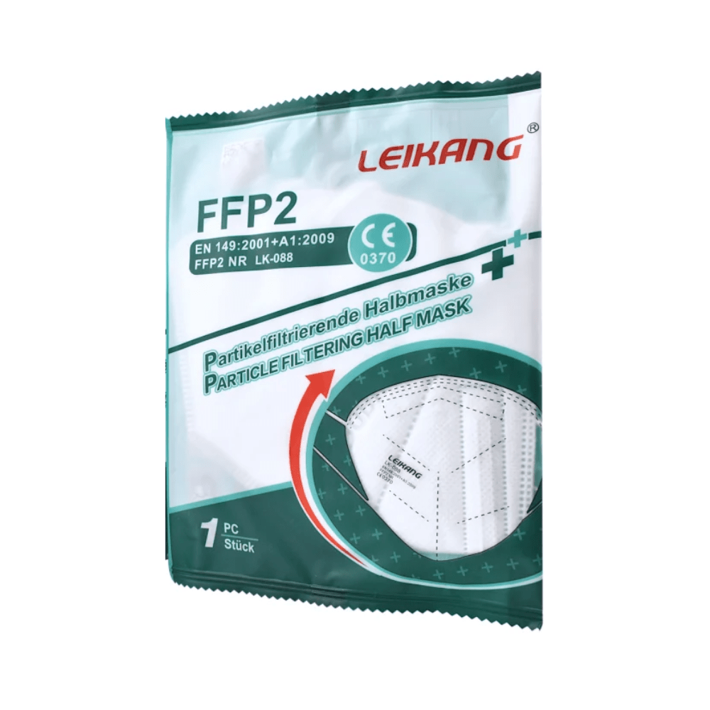 Na zdjęciu znajduje się zapieczętowane opakowanie maski ochronnej Leikang® FFP2 NR, bez zaworu (1 sztuka). Opakowanie w kolorach biało-zielonym, będące produktem wyprzedażowym, zawiera informacje o produkcie, certyfikaty i przezroczyste okienko, które pokazuje złożoną maskę w środku.