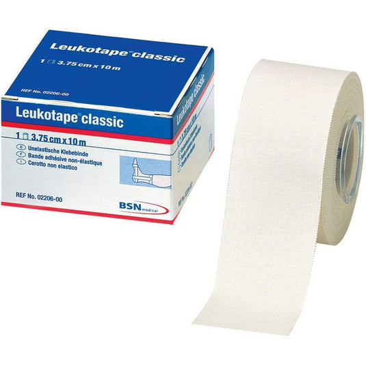 Rolka taśmy Leukotape Sport Tape Classic (3,75 cm x 10 m, biała) firmy BSN Medical GmbH, przeznaczona do stosowania w przypadku urazów sportowych, jest częściowo rozwinięta; na opakowaniu podano nazwę produktu, rozmiar oraz markę.