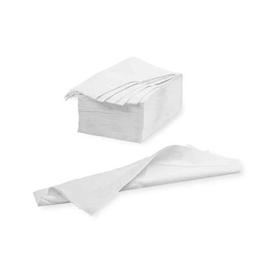 Na prostym białym tle widoczny jest stos złożonych białych chusteczek Meditrade – 39 x 30 cm | karton (20 opakowań) firmy Meditrade GmbH. Jedna chusteczka jest rozłożona i leży przed stosem, dzięki czemu widać jej pełny rozmiar i podkreślona jest jej wysokiej jakości celuloza.