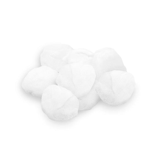 Ein Stapel runder, weißer Meditrade BeeSana® Mulltupfer ohne RöKo unsteril 10 x 10 cm (haselnussgroß), ideal zur Wundversorgung; Packung mit 500 Stück von Meditrade GmbH auf weißem Hintergrund.