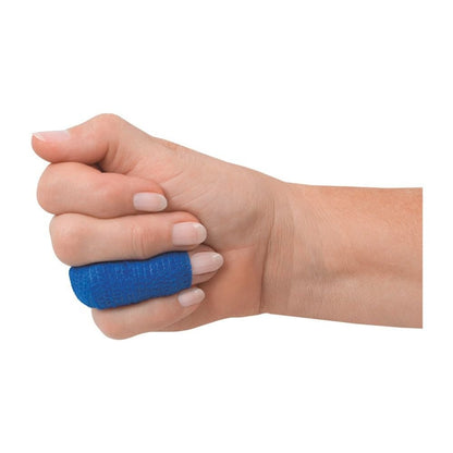 Ręka z opatrunkiem na palec BeeSana© SafeCut firmy Meditrade GmbH w kolorze niebieskim otacza kciuk w celu ochrony rany. Jasnoskóra pięść jest lekko zaciśnięta, kciuk wyciągnięty na zewnątrz, na prostym białym tle.