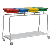 Novocal stalowy kosz na śmieci "Kompakt" z czterema pojemnikami posiada stalową ramę, cztery kolorowe pojemniki (czerwony, niebieski, żółty, zielony), białe dno i cztery kółka obrotowe dla łatwej mobilności.