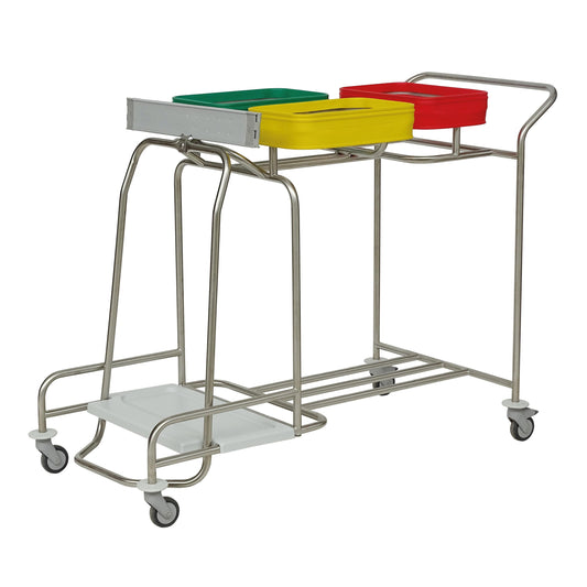 Der Novocal Edelstahl-Wäschesammler "Kompakt plus" Dreifach-Kombisammler verfügt über einen Edelstahlrahmen, drei farblich gekennzeichnete Behälter (grün, gelb, rot), vier Lenkrollen und einen unteren weißen Fachboden.