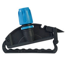 Czarno-niebieskie urządzenie z tworzywa sztucznego z niebieską zakrętką, czarną dyszą i karbowanym, zakrzywionym uchwytem - idealne do czyszczenia podłóg lub do użycia z uchwytem na mop na mokro Arcora International GmbH Arcora | Opakowanie (1 sztuka).