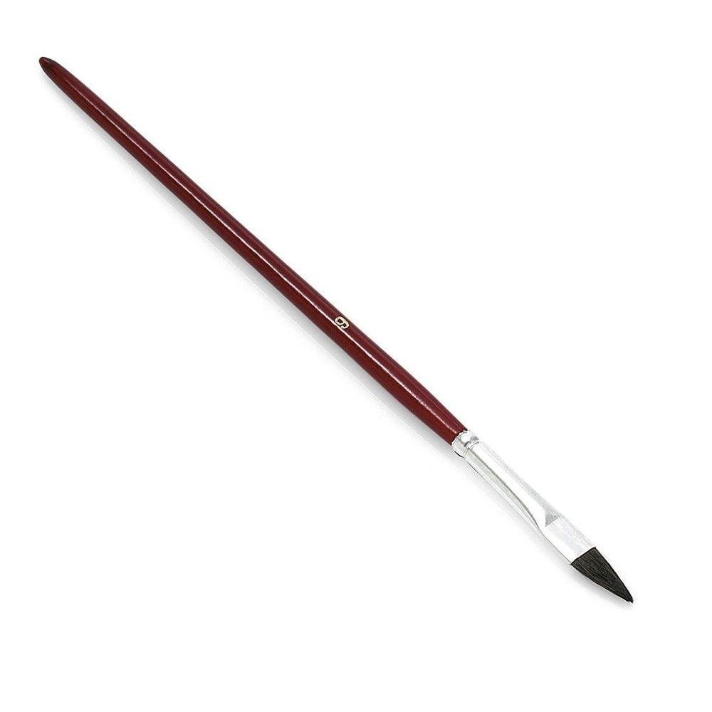 Pędzel do poprawek Nölle Profi Brush od Nölle Profi Brush Bürsten- & Pinseltechnik e.K. z długą ciemnoczerwoną rączką, blaszanym uchwytem i delikatną mieszanką naturalnych włosów jest przedstawiony pod kątem dla precyzji na białym tle.