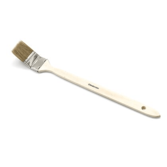 Pędzel przemysłowy do grzejników firmy Nölle Profi Brush, wyprodukowany przez Nölle Profi Brush Bürsten- & Pinseltechnik e.K., posiada beżową drewnianą rączkę, brązowe włosie, ergonomiczną konstrukcję z otworem do zawieszenia oraz srebrną metalową opaskę zabezpieczającą jasną mieszankę włosia.
