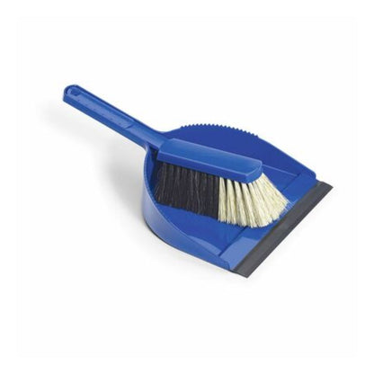 Darauf liegt eine blaue Nölle Profi Brush Kehrgarnitur mit passendem Pinsel mit blauem Griff und schwarz-weißer Synthetikborste. Das Set von Nölle Profi Brush Bürsten- & Pinseltechnik e.K. verfügt über eine TPE-Lippe für besseren Halt.