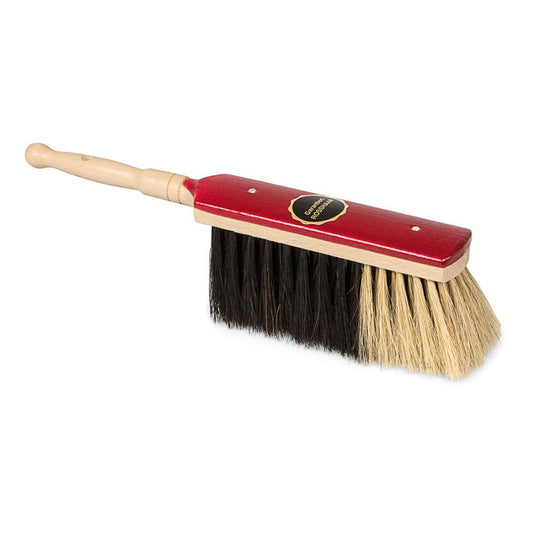 Przedstawiamy Nölle Profi Brush Stubenhandfeger Rossschweifhaar od Nölle Profi Brush Bürsten- & Pinseltechnik e.K. – 30 cm narzędzie z właściwościami wiążącymi kurz, z czarnymi i beżowymi włosiami końskiego ogona na czerwonym bloku i jasnym drewnianym uchwytem z zaokrąglonym końcem.