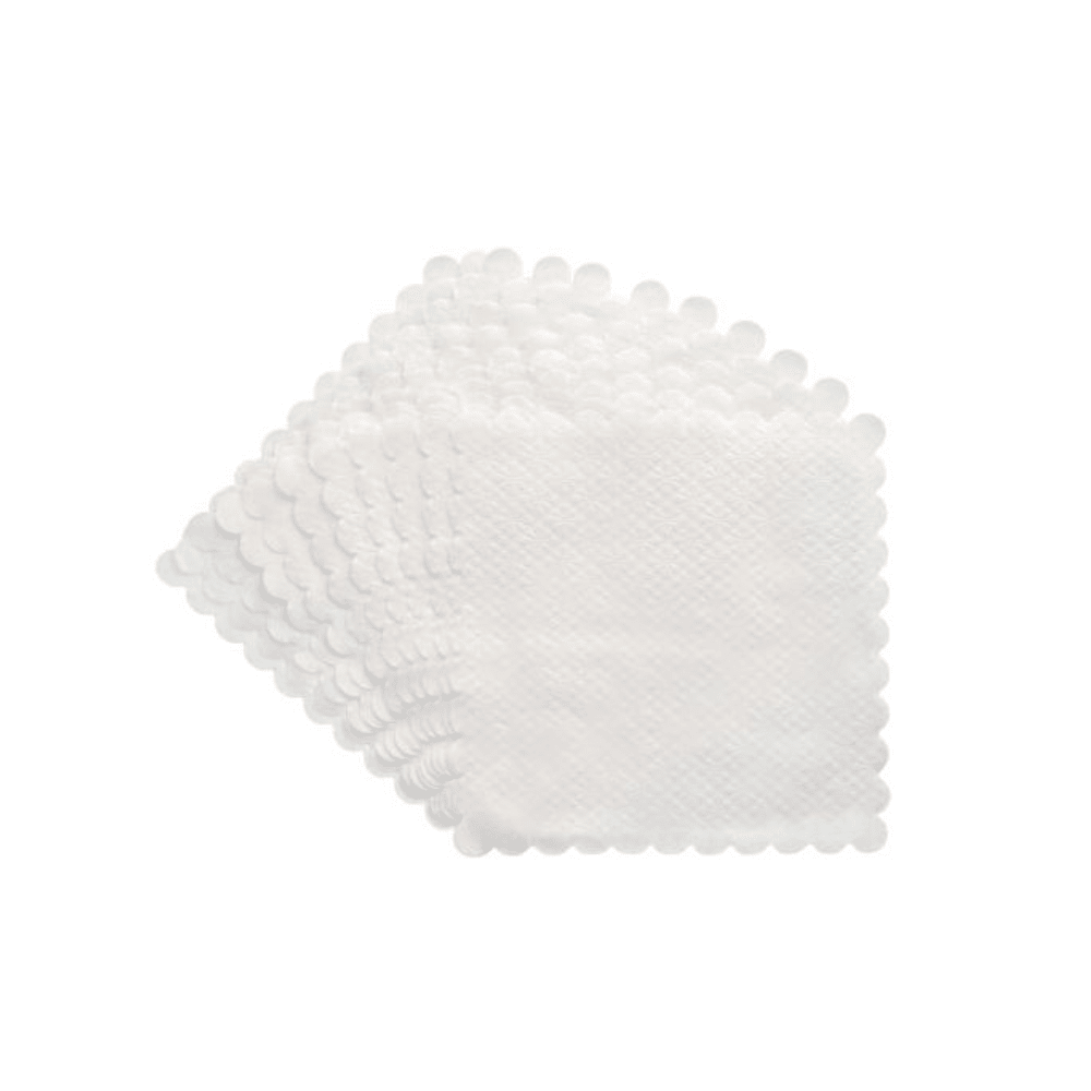 Stos białych PAPSTAR serwetek deserowych 17x17 cm (2000 sztuk) od PAPSTAR GmbH z falowanymi krawędziami jest rozłożony na jednolitym tle - idealny do serwowania deserów w gastronomii.