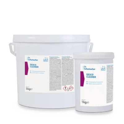 Przedstawiono dwa białe pojemniki Dr. Schumacher DESCO CLEANER firmy Dr. Schumacher GmbH: wiadro 5 kg i kubek 1 kg, oba z białą pokrywką i niebiesko-fioletowymi etykietami z napisem "Środek czyszczący do wszystkich powierzchni" dla bezsmugowego rezultatu.