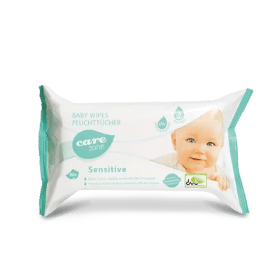 Opakowanie chusteczek Dr. Schumacher CAREZONE BABYWIPES SENSITIVE (80 sztuk) firmy Dr. Schumacher GmbH z białym i niebiesko-zielonym designem, uśmiechniętą twarzą dziecka oraz dwujęzycznym tekstem w języku niemieckim i angielskim, idealne dla wrażliwej skóry dziecka.
