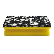 Arcora PU-PAD SCHWAMM (150 x 70 x 45 mm) od Arcora International GmbH ma żółtą podstawę z pianki PU i czarno-białą marmurkową powierzchnię szorującą; dostępne w opakowaniach po 10 sztuk, przedstawione na białym tle.