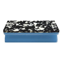 Arcora PU-PAD SCHWAMM (150 x 70 x 45 mm) od Arcora International GmbH ma prostokątną niebieską podstawę z pianki PU i czarno-białą nakrapianą powierzchnię szorującą, przedstawioną na prostym białym tle. Opakowanie zawiera 10 gąbek.