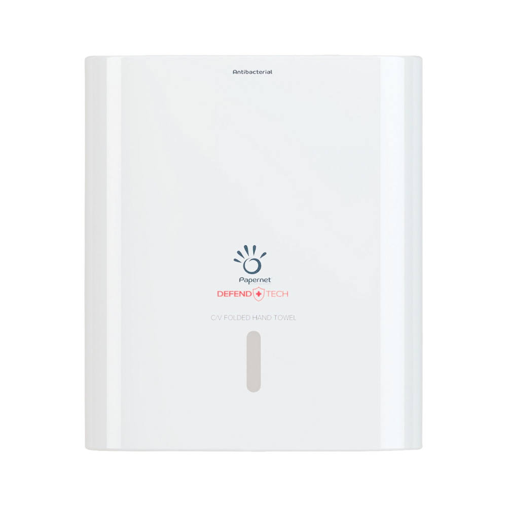 Biały, zamocowany na ścianie Papernet antybakteryjny dozownik na ręczniki papierowe C/V-Falz z logo Sofidel Germany GmbH Defend Tech Technologie z nadrukami „antybakteryjny dozownik” i „CV Folded Hand Towel”. Na przedniej stronie widoczna jest wąska pionowa szczelina.