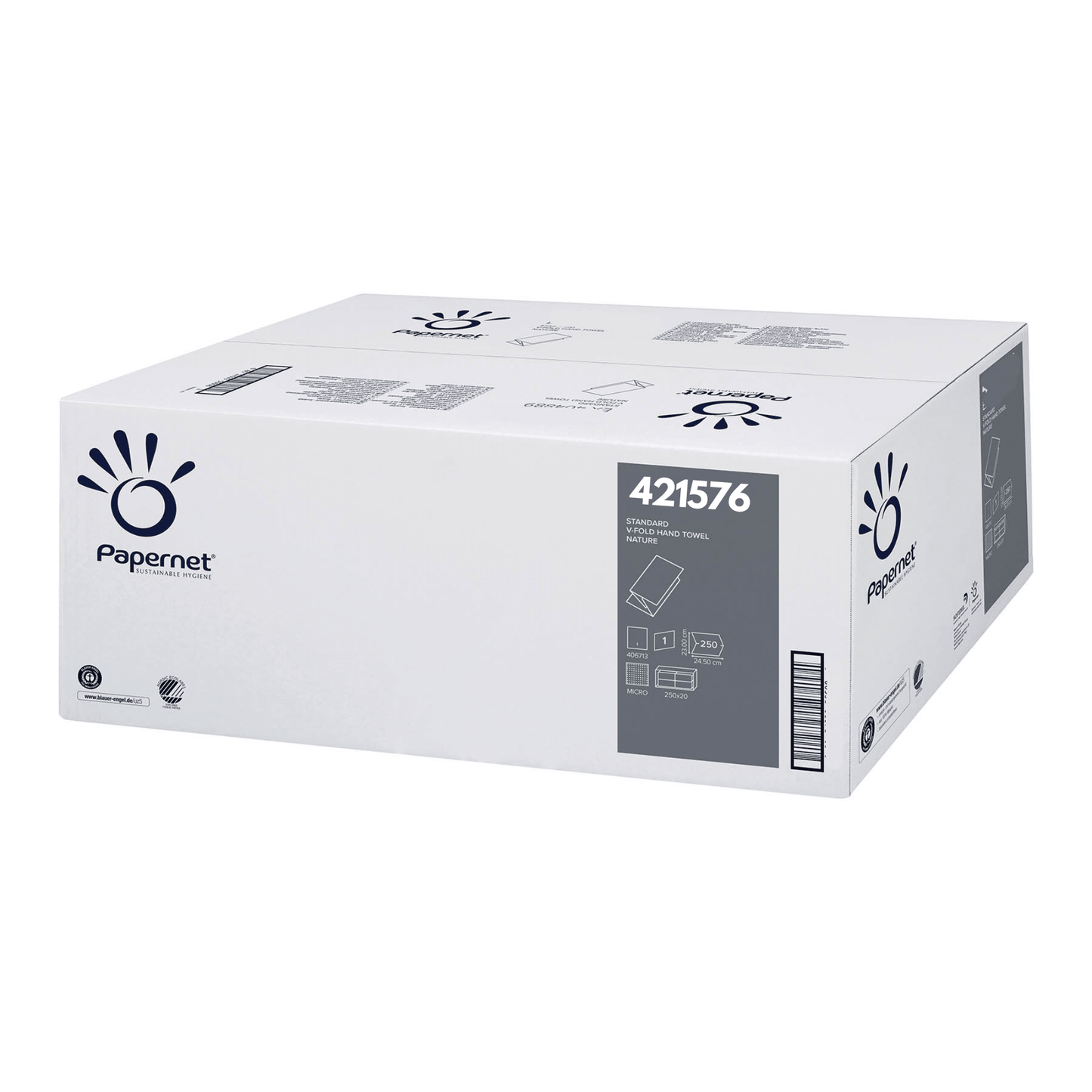 Białe prostokątne pudełko z jednowarstwowymi Papernet ręcznikami papierowymi w formacie V (421576) firmy Sofidel Germany GmbH jest dostarczane w kartonie z logo i opisami podkreślającymi zaangażowanie firmy w recykling papieru.