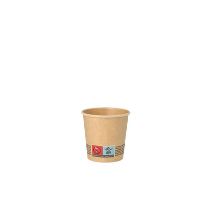 Mały, prosty, brązowy kubek kartonowy firmy PAPSTAR GmbH, zwany PAPSTAR Trinkbecher Pappe 0,1 l Ø 6 cm braun, jest certyfikowany przez FSC® i biodegradowalny. Z boku ma symbol ostrzegawczy i znak recyklingu. Pusty kubek jest wyśrodkowany na tle śnieżnobiałego tła.