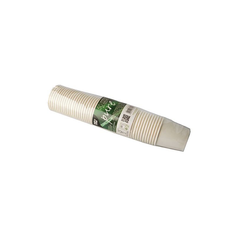 Stos brązowych jednorazowych kubków z kartonu firmy PAPSTAR GmbH, idealnych na kawę w podróży, zapakowanych w plastik. Zielona etykieta zawiera tekst i kod kreskowy. Te certyfikowane przez FSC i biodegradowalne kubki, znane jako PAPSTAR Trinkbecher Pappe 0,1 l Ø 6 cm braun, są praktycznym wyborem na imprezy lub do użytku w podróży.