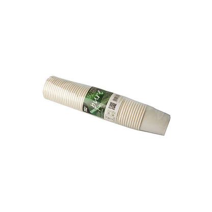Stos brązowych jednorazowych kubków z kartonu firmy PAPSTAR GmbH, idealnych na kawę w podróży, zapakowanych w plastik. Zielona etykieta zawiera tekst i kod kreskowy. Te certyfikowane przez FSC i biodegradowalne kubki, znane jako PAPSTAR Trinkbecher Pappe 0,1 l Ø 6 cm braun, są praktycznym wyborem na imprezy lub do użytku w podróży.
