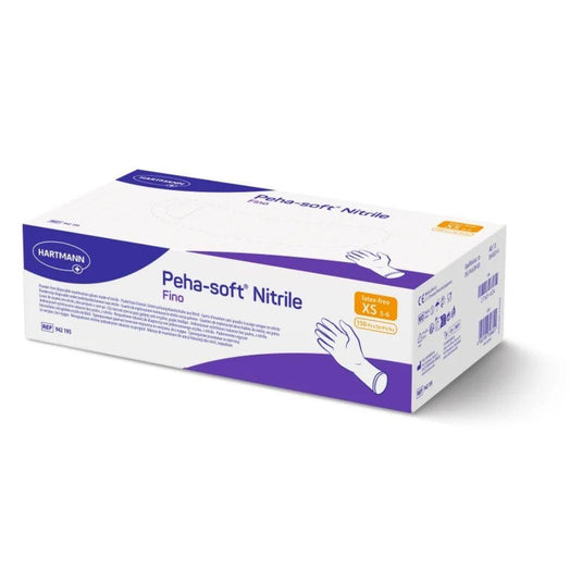 Opakowanie zawierające jednorazowe rękawiczki Peha-soft® nitrile fino firmy Paul Hartmann AG, bez lateksu i bez pudru, w biało-fioletowym opakowaniu, w rozmiarach XS–S. Na bokach opakowania znajduje się ilustracja dłoni w rękawiczce, kody kreskowe oraz informacje o produkcie.
