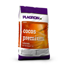 Zdjęcie produktu przedstawiające worek Plagron Cocos Premium o pojemności 50 l firmy Bertels B.V. pokazuje głównie białe opakowanie z fioletowymi i pomarańczowymi elementami. Podkreśla ono, że worek nie zawiera nawozu, jest idealny do upraw hydroponicznych oraz zawiera różne symbole i szczegóły dotyczące produktu.