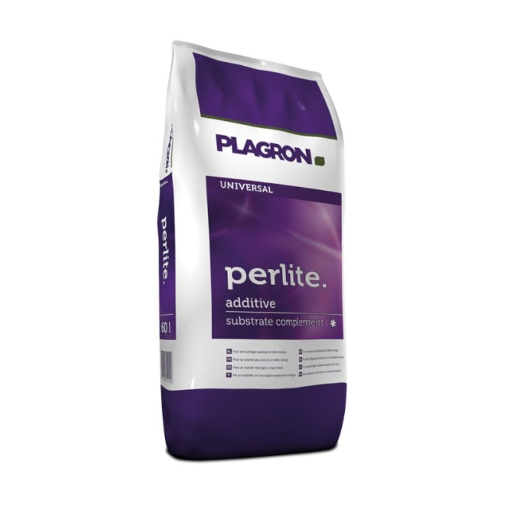 Abgebildet ist ein violett-weißer Beutel mit der Aufschrift „Plagron Perlite – Belüftung für Pflanzensubstrate“. Der 60-Liter-Beutel von Bertels B.V. beschreibt seinen Inhalt als Zusatzstoff und Substratergänzung zur Verbesserung der Bodenstruktur.