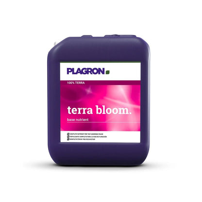 Ciemnofioletowy pojemnik „Plagron Terra Bloom” od Bertels B.V. ma różową grafikę i jest oznaczony jako podstawowy składnik odżywczy do kwitnienia. Posiada górny uchwyt i wylewkę do łatwego wylewania, zapewniając optymalny wzrost roślin.