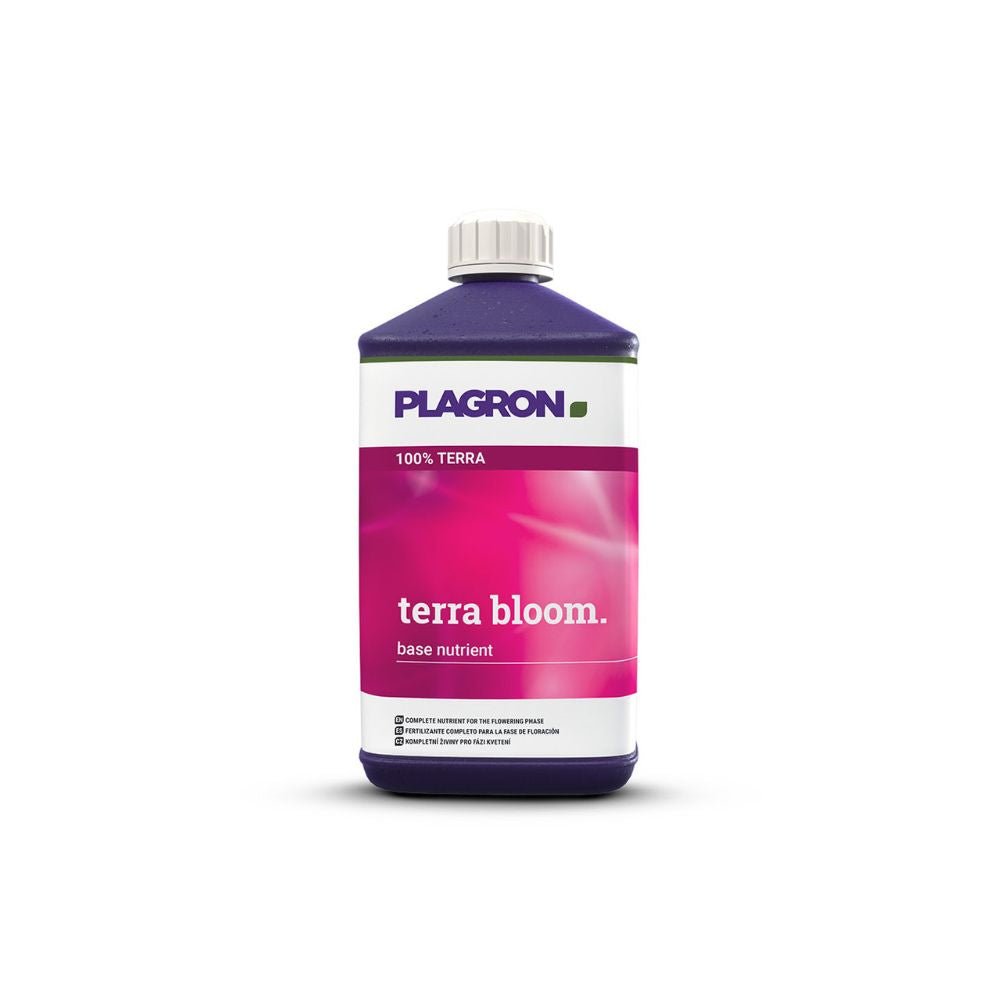 Plagron Terra Bloom, premium nawóz do kwitnienia od Bertels B.V., jest prezentowany w ciemnej butelce z białym zamknięciem i różową etykietą z nazwą produktu i logo marki. „100% Terra” jest napisane białymi literami na fioletowym tle dla optymalnego kwitnienia.