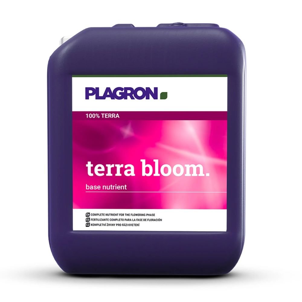 Duża, ciemnofioletowa butelka z nawozem Plagron Terra Bloom od Bertels B.V. wyróżnia się swoim przyciągającym wzrok etykietą „Terra Bloom”. Idealna na fazę kwitnienia, jest doskonałym wyborem dla nawozu do kwitnienia.