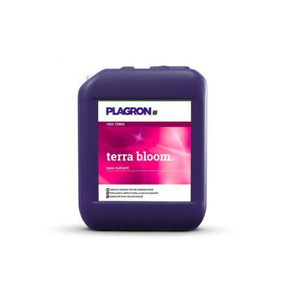 Fioletowy pojemnik z napisem „Plagron Terra Bloom” od Bertels B.V. to nawóz do kwitnienia z różowo-białą etykietą, używany jako podstawowy składnik odżywczy do wspierania optymalnego kwitnienia dla intensywnego wzrostu roślin.
