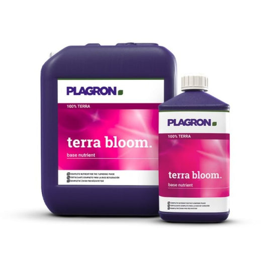 Dwa pojemniki z preparatem Plagron Terra Bloom firmy Bertels B.V. stoją na białym tle. Większy pojemnik w kolorze ciemnofioletowym ma różowo-białą etykietę, która nawiązuje do wzoru mniejszej butelki i idealnie nadaje się do stymulowania obfitego kwitnienia w Państwa ogrodzie.