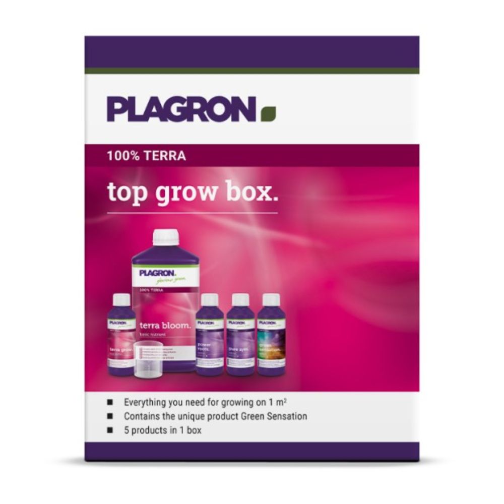 „Plagron Top Grow Box 100% Terra - Zestaw do uprawy na ziemi | 1 sztuka“ od Bertels B.V. zawiera butelki takie jak „Terra Bloom“ i „Terra Grow“. Pudełko jest zaprojektowane w kolorach fioletowym i różowym oraz opatrzone tekstem opisującym jego właściwości i zawartość.