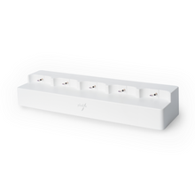 Biała, prostokątna stacja ładująca z sześcioma pojedynczymi gniazdami, z których każde jest wyposażone w styk do ładowania kompatybilnych urządzeń. Powierzchnia stacji jest gładka z lekko podwyższonym tyłem, a na przedniej stronie znajduje się szare logo „Pluslife”. Idealna do użycia jako Pluslife 5 Ports HUB dla urządzeń testowych Pluslife POC-NAT | Opakowanie (1 sztuka).