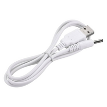 Kabel USB *Pluslife* w kolorze białym, z wtyczką USB-A na jednym końcu i cylindryczną wtyczką zasilania DC na drugim końcu, charakteryzuje się solidnym wykonaniem. Jest starannie zwinięty na białym tle i przypomina smukły *Pluslife kabel ładujący USB do 3,5 mm*.