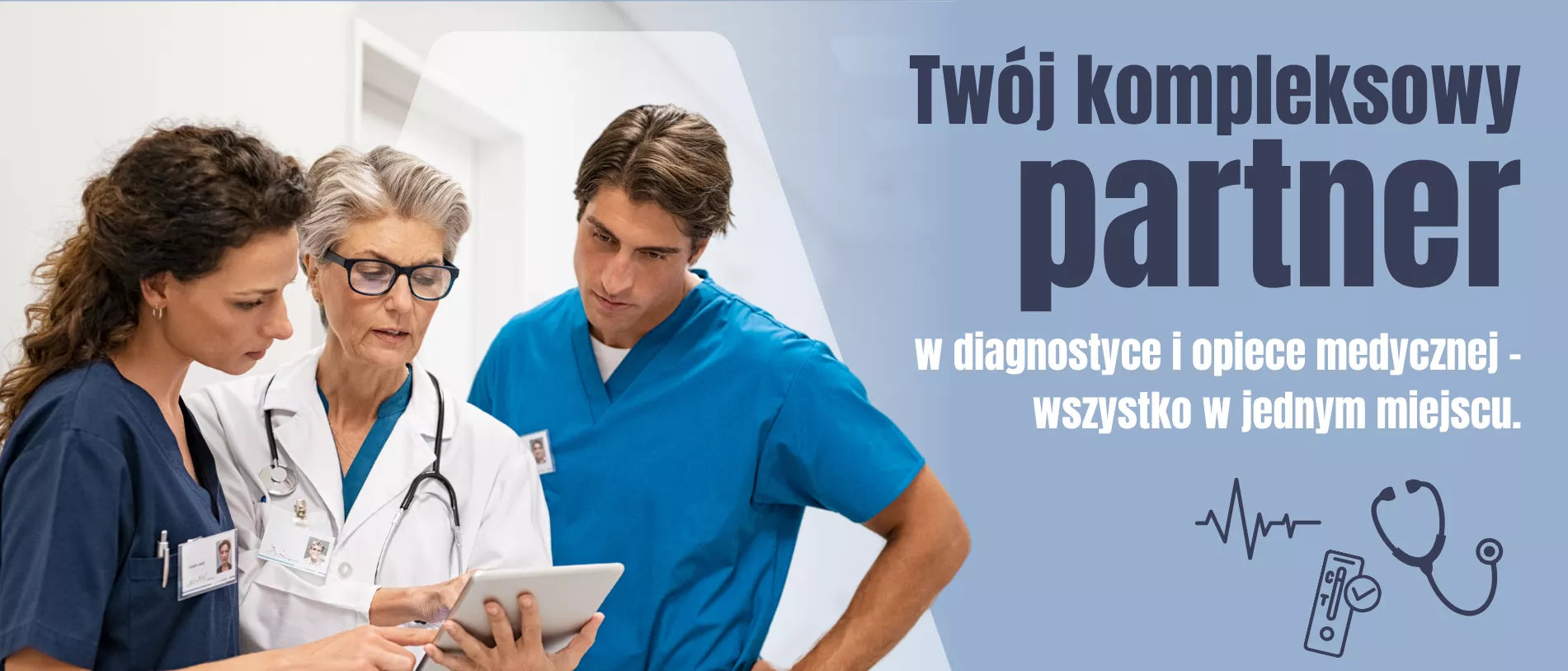 Trzech pracowników służby zdrowia stoi razem i patrzy na tablet, podczas gdy po prawej stronie widoczna jest sekcja reklamowa z symbolami medycznymi